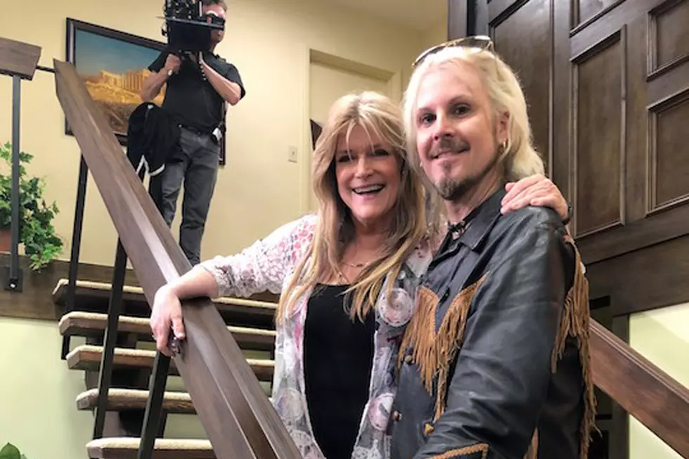 John 5 Gets a ‘Very Brady’ Experience at Renovated ‘Brady Bunch’ Home